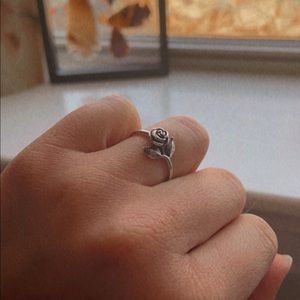 ✨BEAUTIFUL JAMES AVERY “ SMALL ROSE” RING ✨